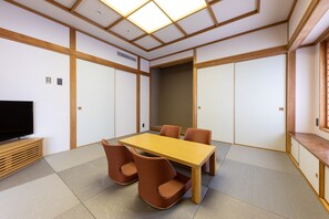 ห้องสวีท, ปลอดบุหรี่ | โต๊ะทำงาน, ผ้าม่านกันแสง, Wi-Fi ฟรี, ผ้าปูที่นอน