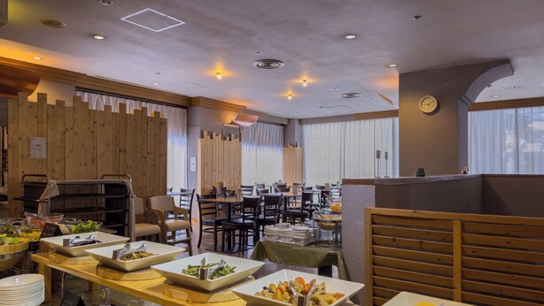 Een buffetopstelling met diverse gerechten, houten wandbekleding en een klok aan de muur.