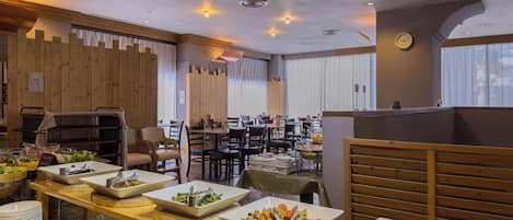 Se sirven desayunos y cocina internacional