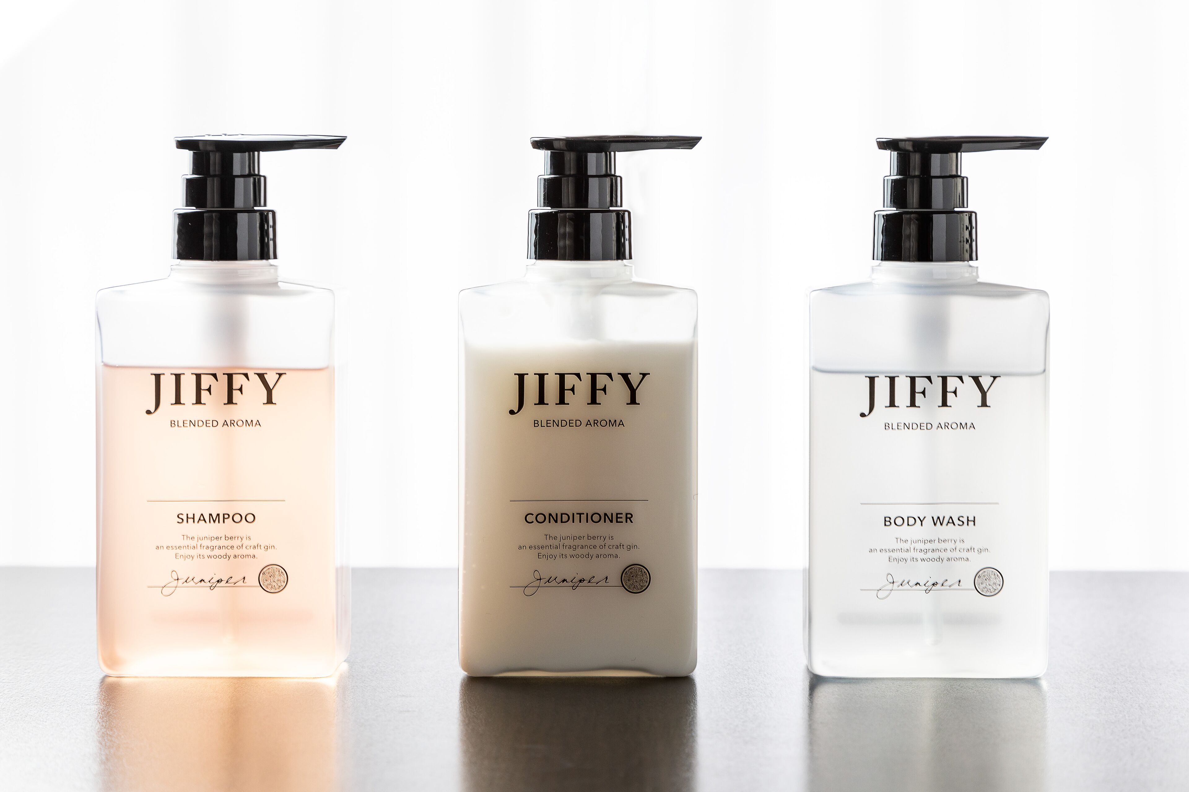 Drei Flaschen Jiffy Blended Aroma Produkte: Shampoo, Conditioner und Duschgel.