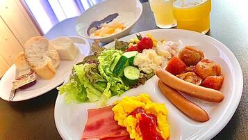 Se ofrece un desayuno bufé (1500 JPY por persona)