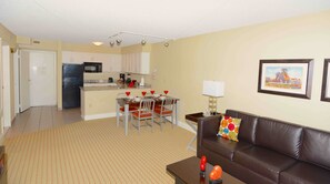 Suite, 1 Schlafzimmer | Wohnbereich | 42-Zoll-Flachbildfernseher mit Kabelempfang, Fernseher, DVD-Player