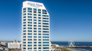 Un grand hôtel moderne, facilement reconnaissable à son enseigne bien visible où l’on peut lire « Atlantic Palace ».