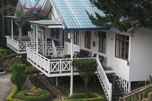 A two-story house with a balcony, a staircase, and a garden. - Kinabalu Pine Resorts (Ranau)
