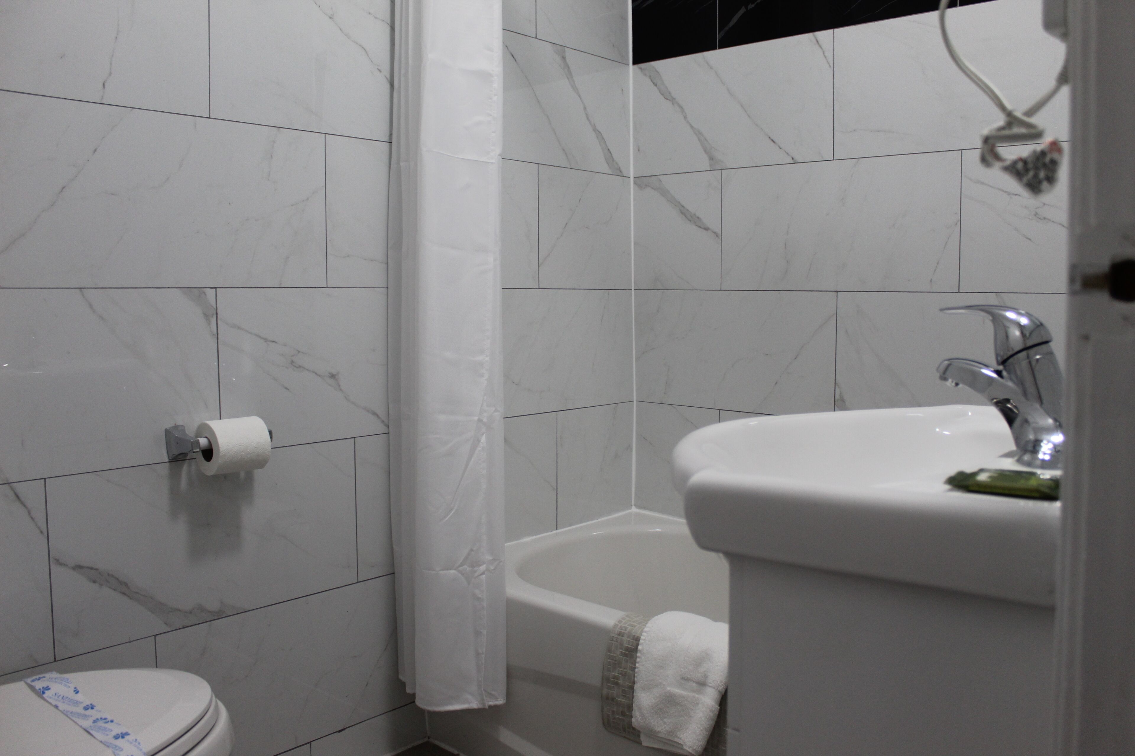 standard room, 1 queen bed | bathroom | combined shower/bathtub, hair dryer, towels