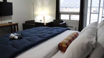 Quarto luxo, 1 cama King | Roupas de cama antialérgicas, escrivaninha, Wi-Fi de cortesia