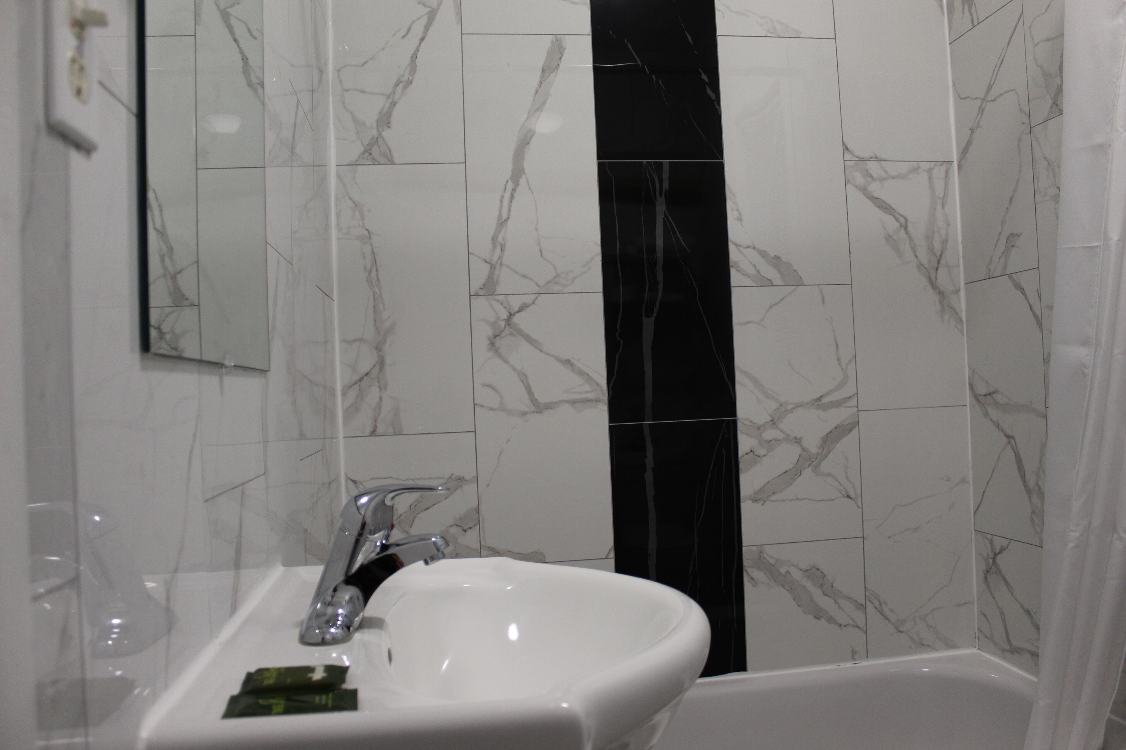 combined shower/bathtub, hair dryer, towels