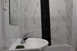 Combined shower/tub, hair dryer, towels - Sunrise Inn (Parry Sound)