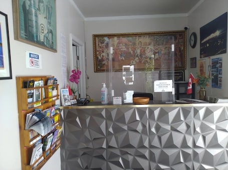 Recepción. Sunrise Inn