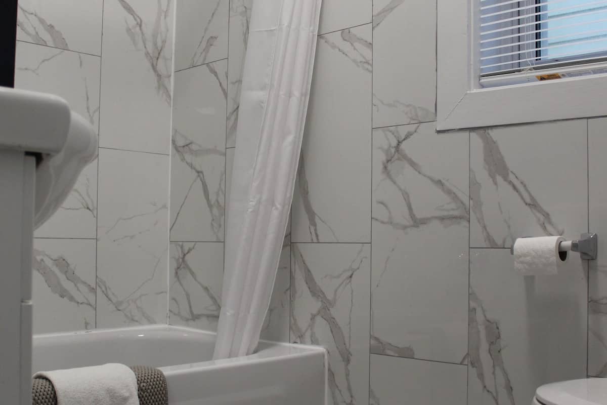 combined shower/bathtub, hair dryer, towels