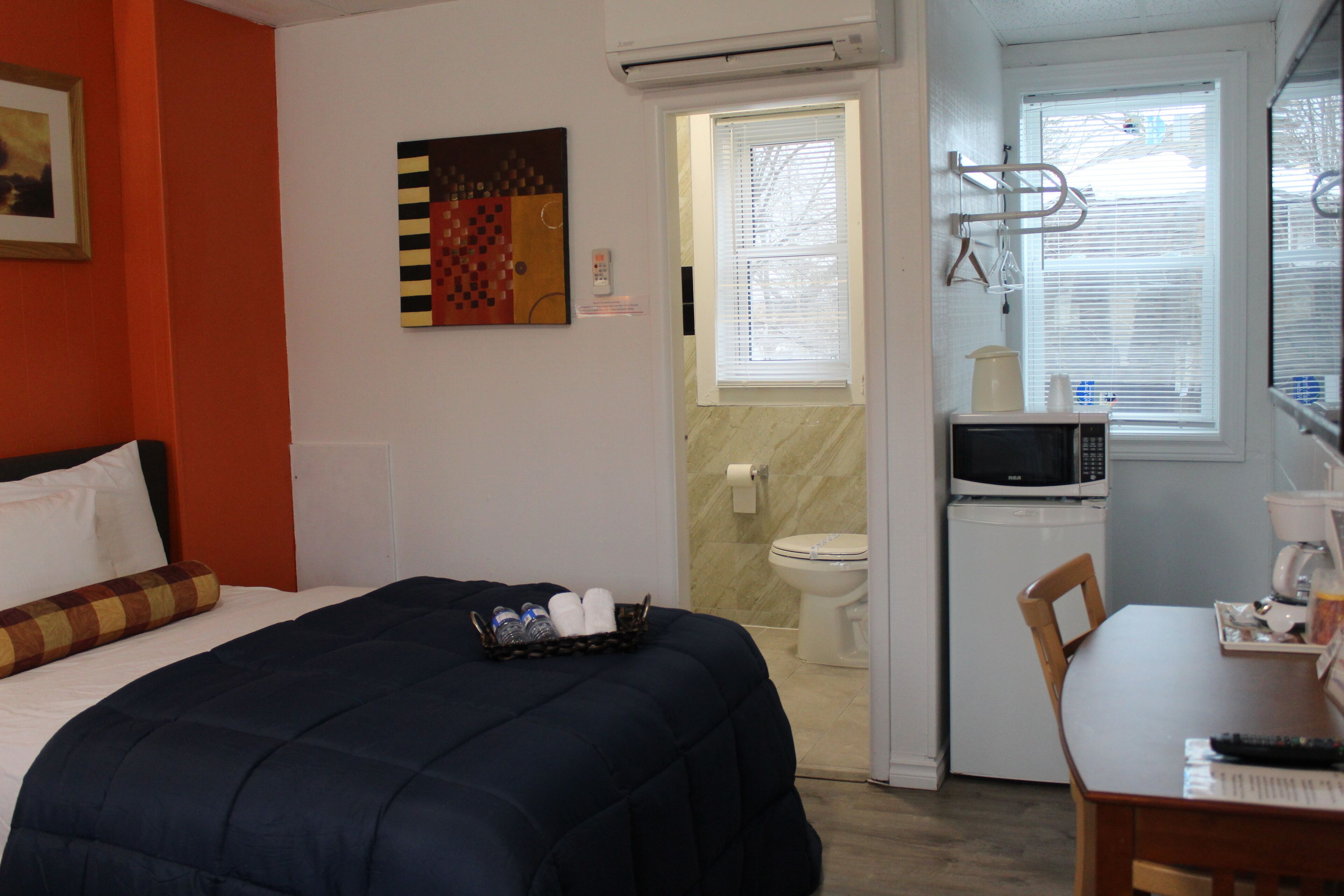 1 bedroom, hypo-allergenic bedding, desk, free wifi