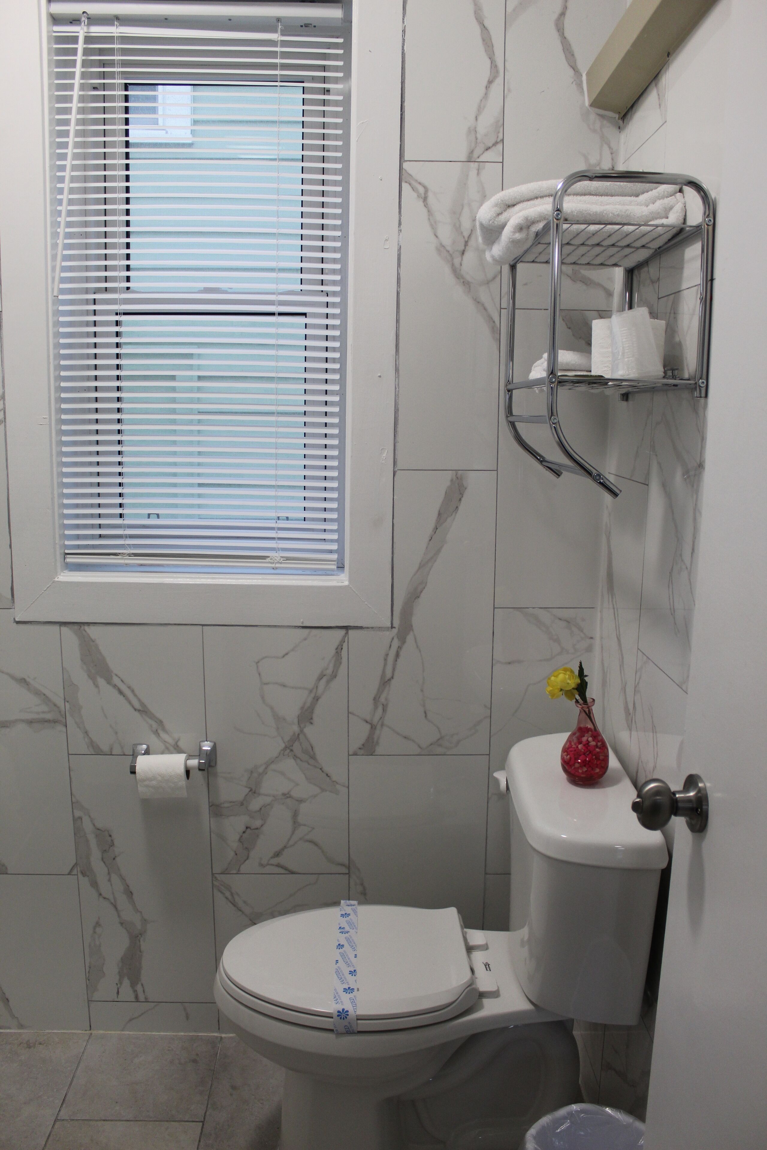 combined shower/bathtub, hair dryer, towels