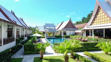 Minibar, caja de seguridad en la habitación y escritorio