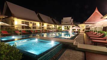 Una piscina al aire libre