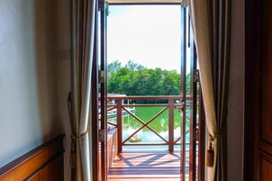 Deluxe Room / Lake View | 迷你吧、客房内保险箱、办公桌、免费婴儿床