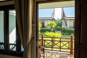 Deluxe Room | Minibar, in-room safe, desk, free cribs/infant beds