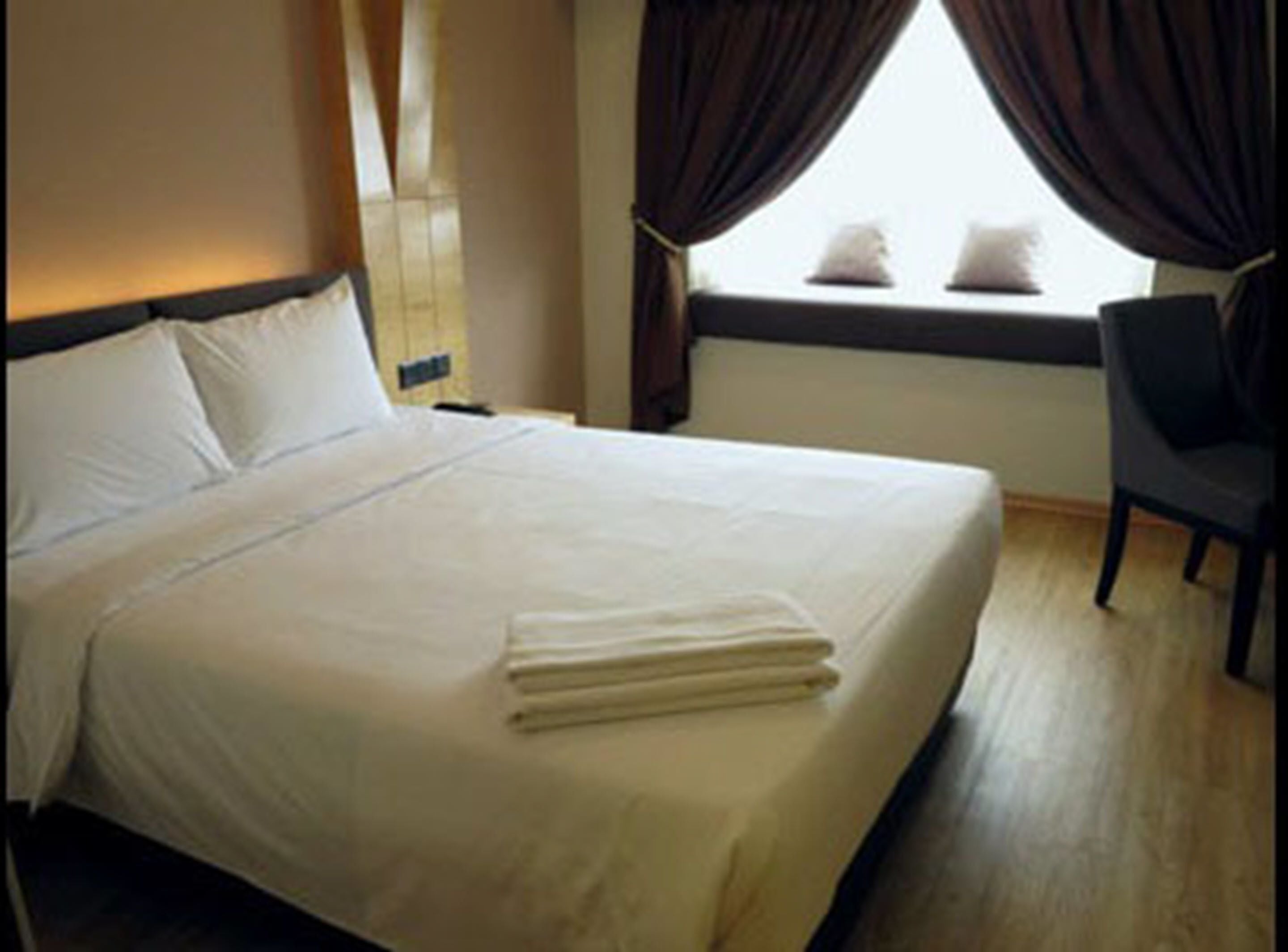 standard double room | 1 bedroom, minibar, in-room safe, desk