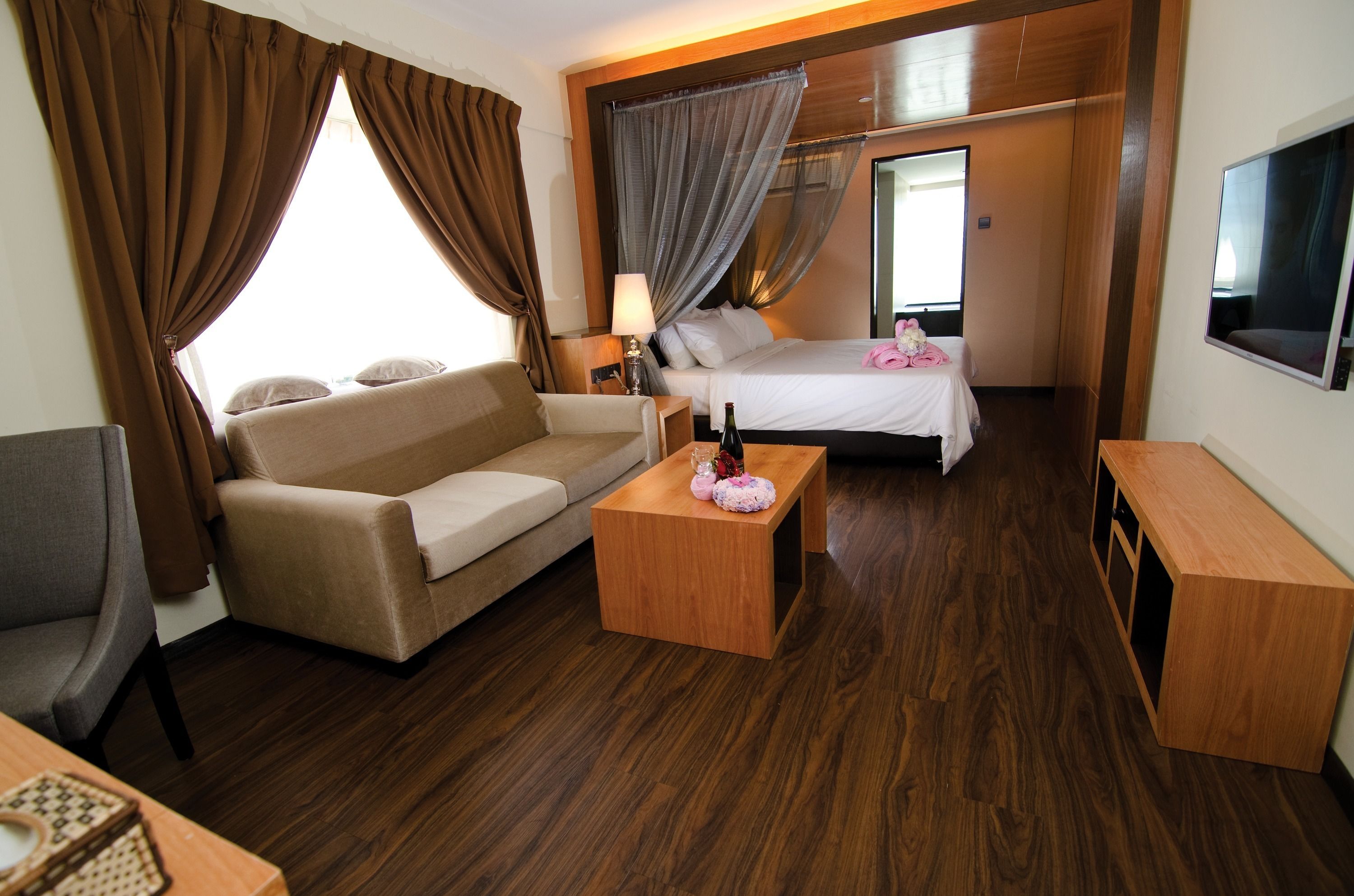 suite, 1 king bed | living room | 32-inch flat-screen tv with premium tv channels, tv