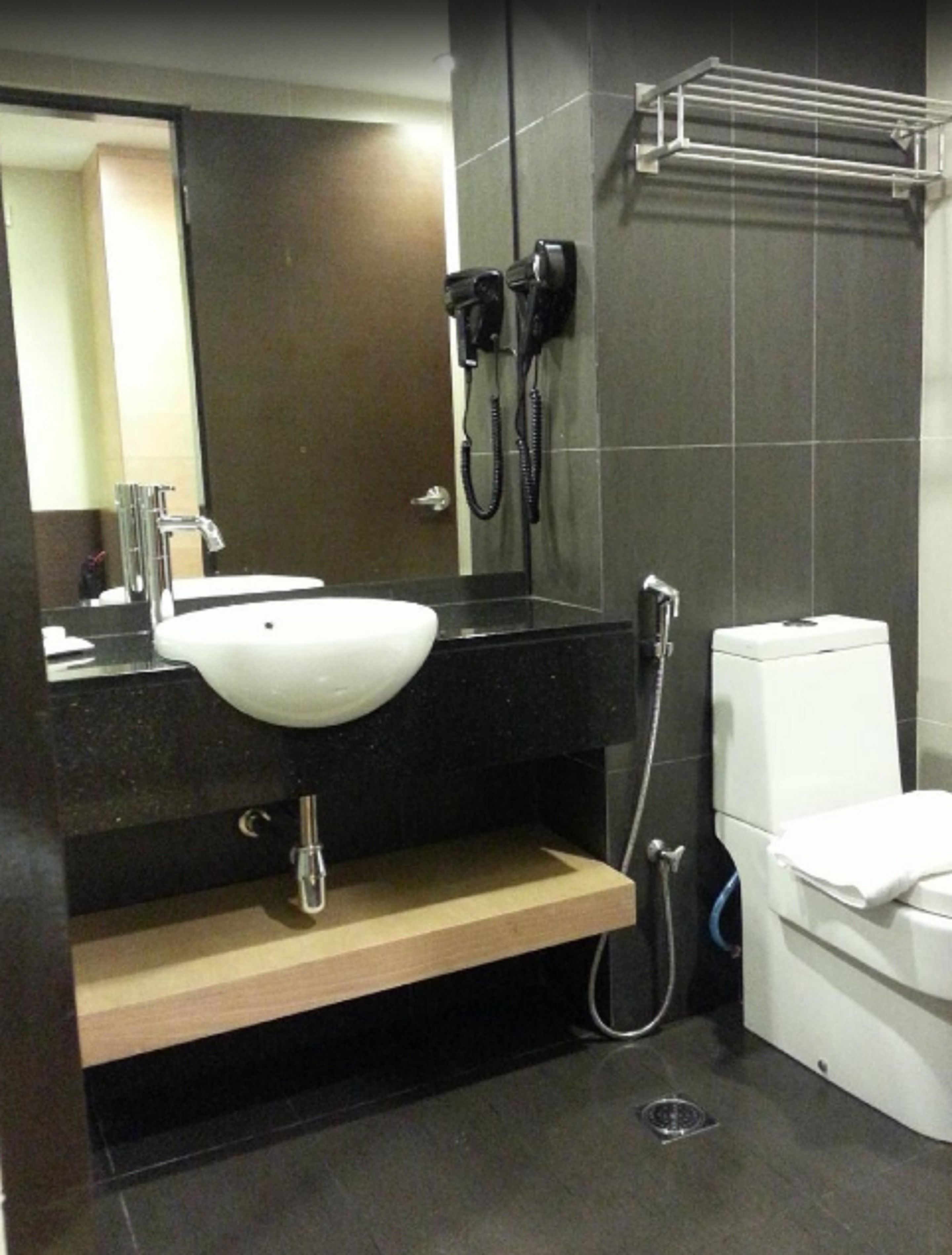 shower, free toiletries, hair dryer, bidet