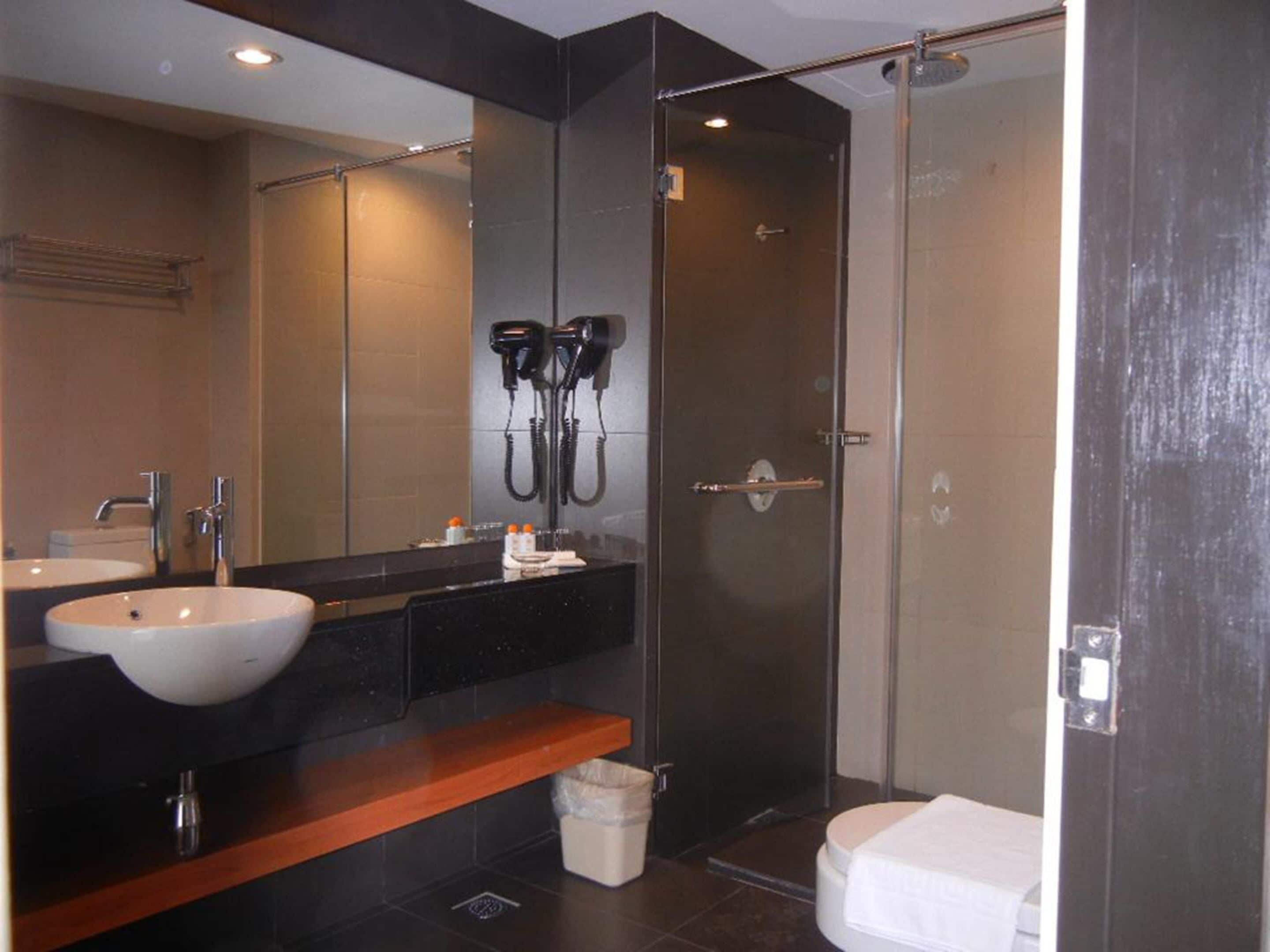 executive suite, 2 bedrooms | bathroom | shower, free toiletries, hair dryer, bidet