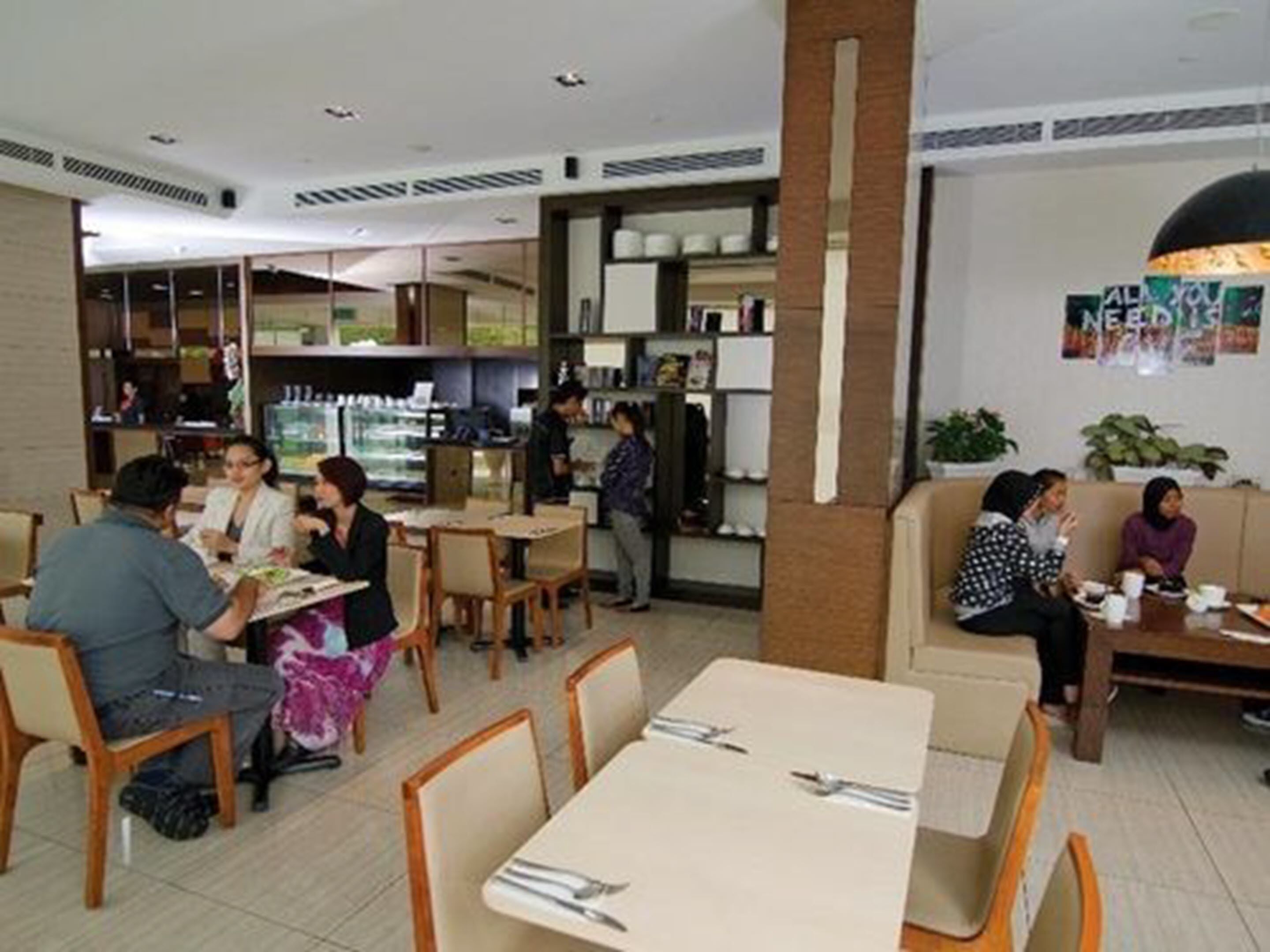 daily cooked-to-order breakfast for a fee