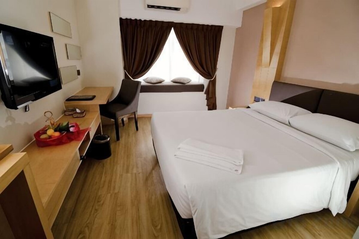 1 dormitorio, minibar, caja fuerte y escritorio