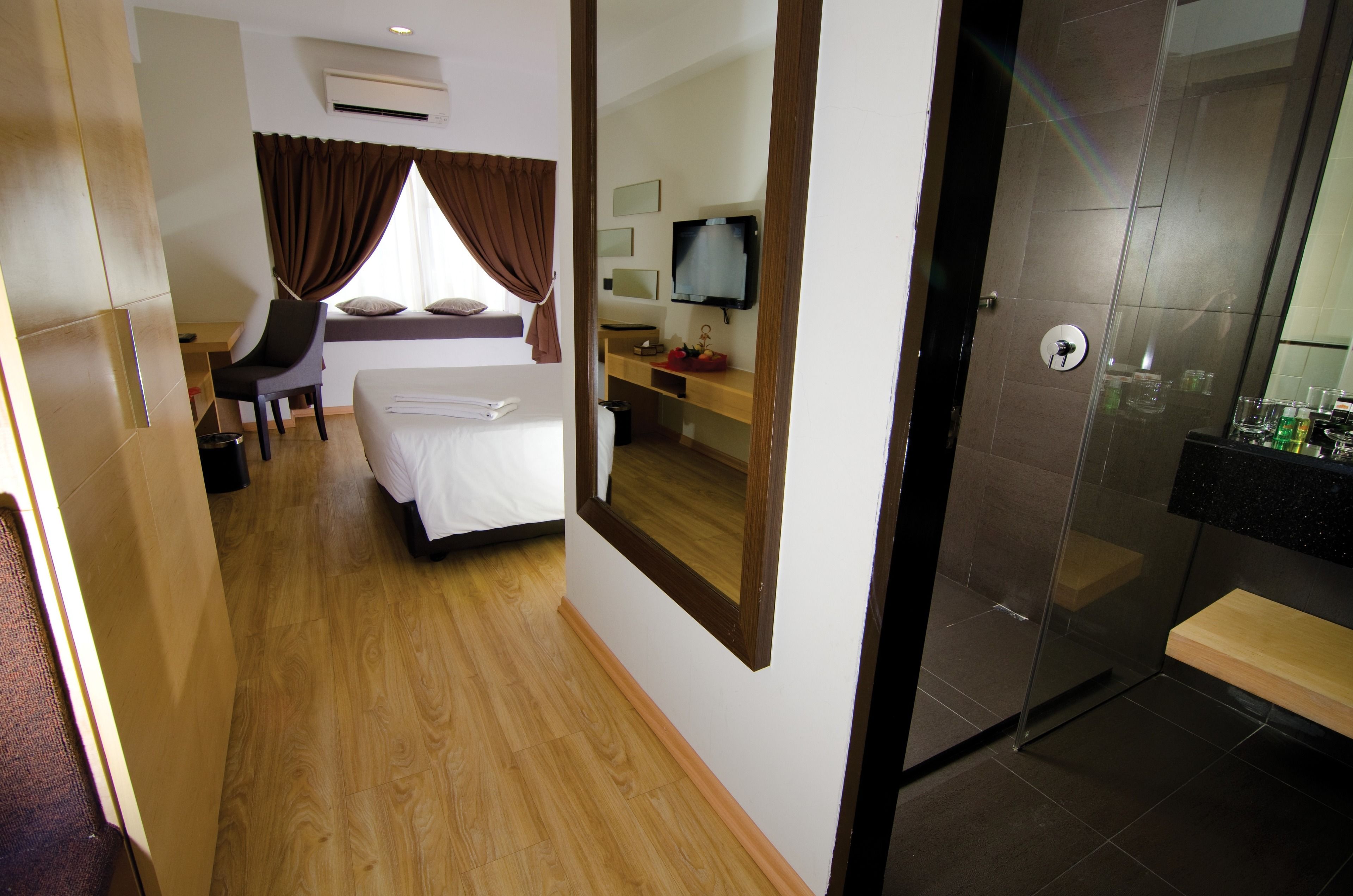 standard double room | 1 bedroom, minibar, in-room safe, desk