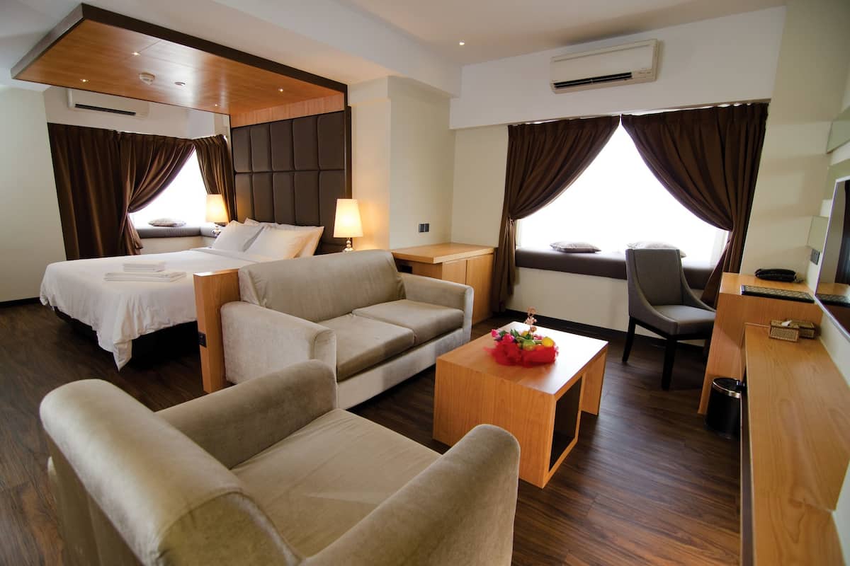 suite, 1 king bed | living area | 32-inch flat-screen tv with premium tv channels, tv