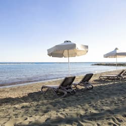 Accommodatie ligt op het strand, ligstoelen, parasols, snorkelen