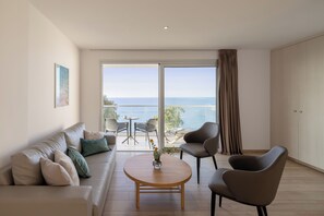 Family Room | Peti besi dalam bilik, meja, kalis bunyi, seterika/papan seterika 