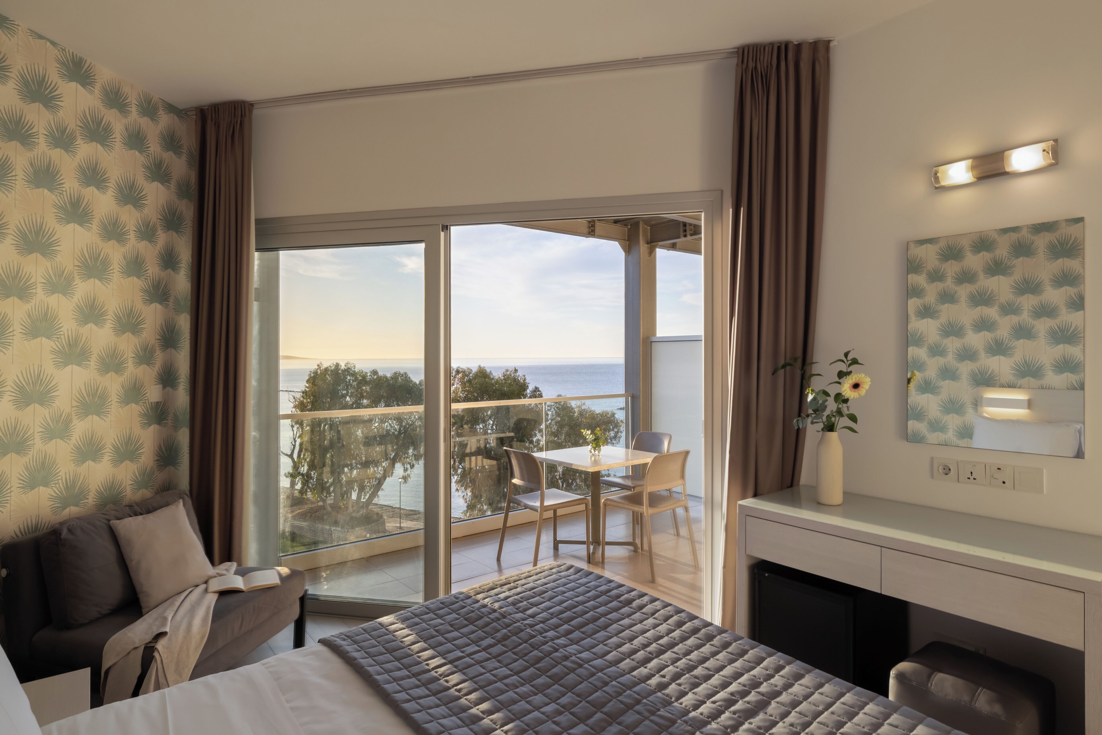 Quarto casal ou duplo, vista para o mar | Cofres nos quartos, escrivaninha, quartos à prova de som