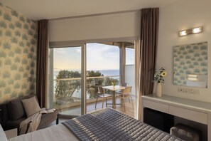 Double or Twin Room, Sea View | Peti besi dalam bilik, meja, kalis bunyi, seterika/papan seterika 