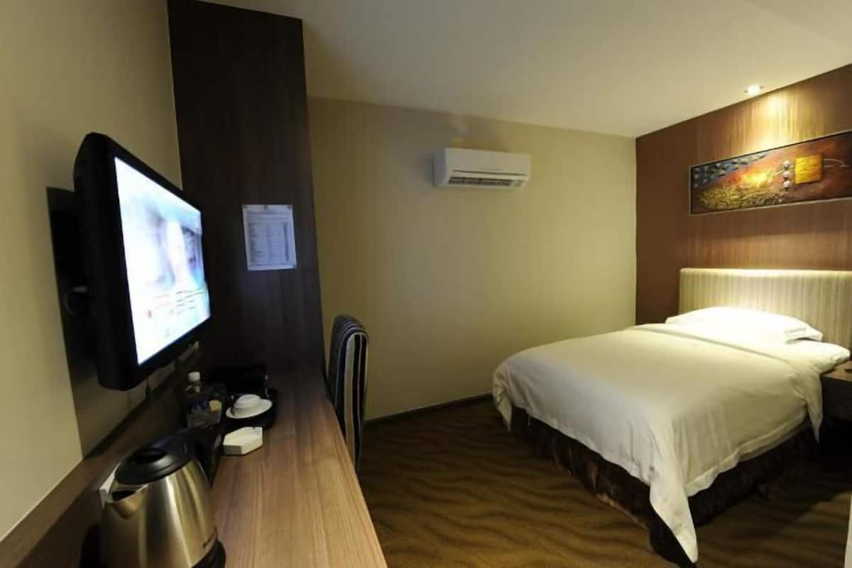 Minibar, in-room safe, iron/ironing board (on request), free WiFi