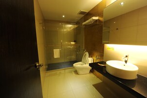 华丽客房, 1 张特大床 | 浴室 | 淋浴设施、大花洒淋浴喷头、免费洗浴用品、吹风机