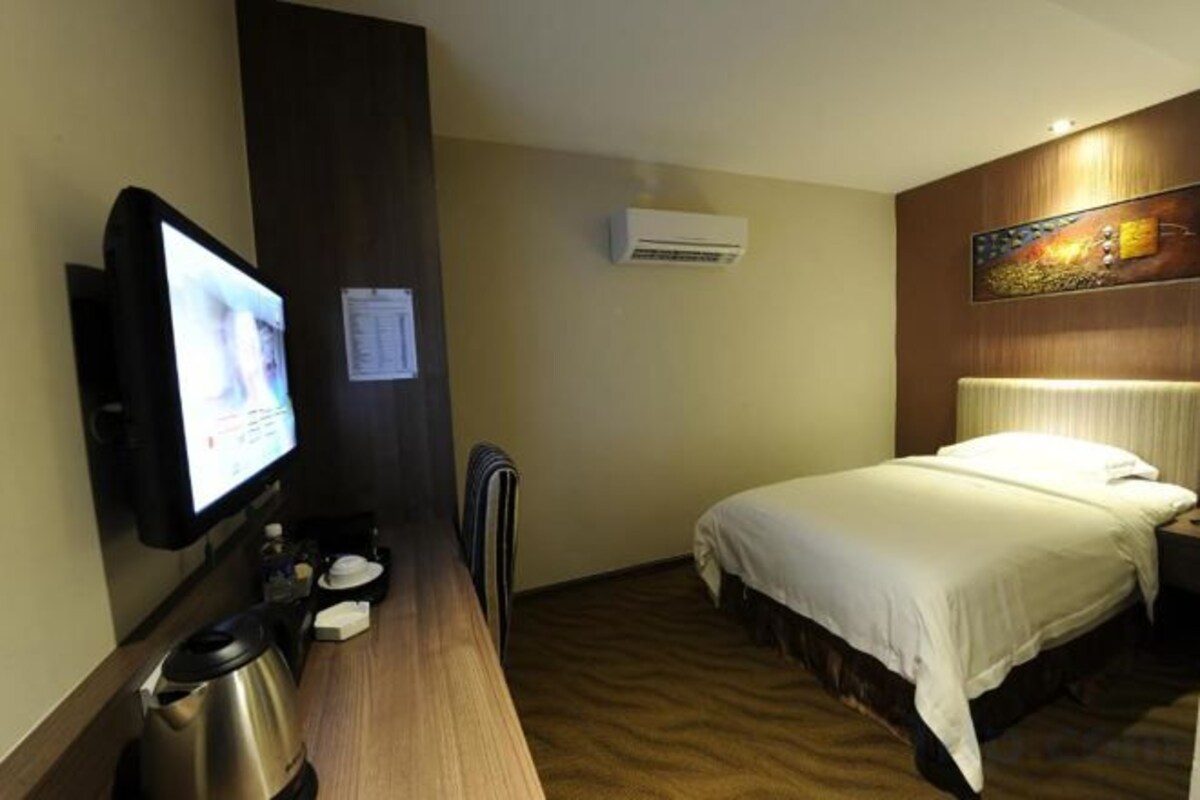 Minibar, in-room safe, iron/ironing board (on request), WiFi (free)