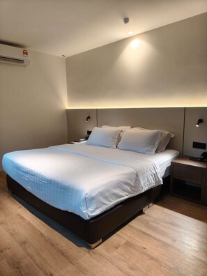 Minibar y caja de seguridad en la habitación