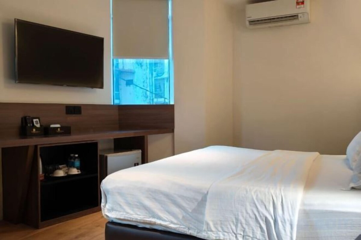 Minibar, in-room safe, iron/ironing board (on request), WiFi (free)