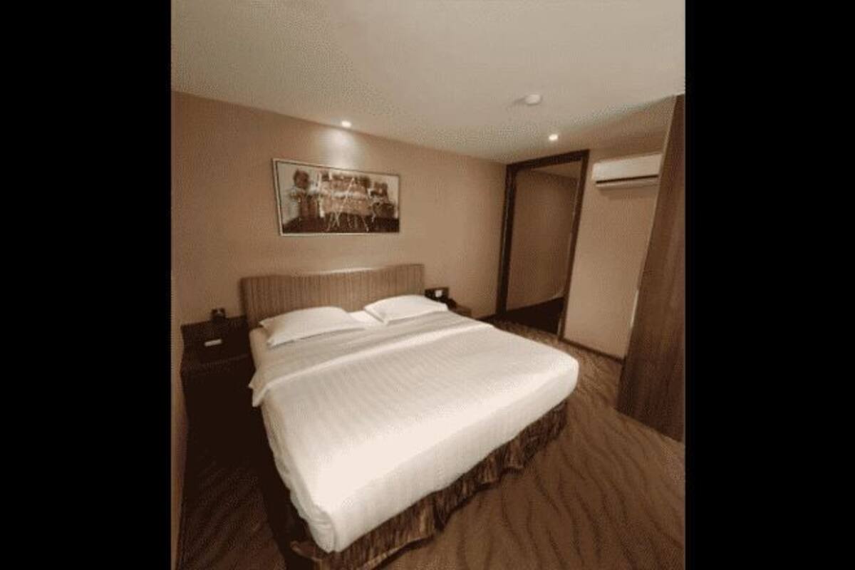Minibar, in-room safe, iron/ironing board, free WiFi