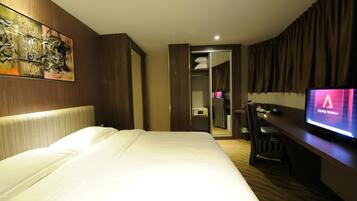 Minibar, in-room safe, desk, iron/ironing board