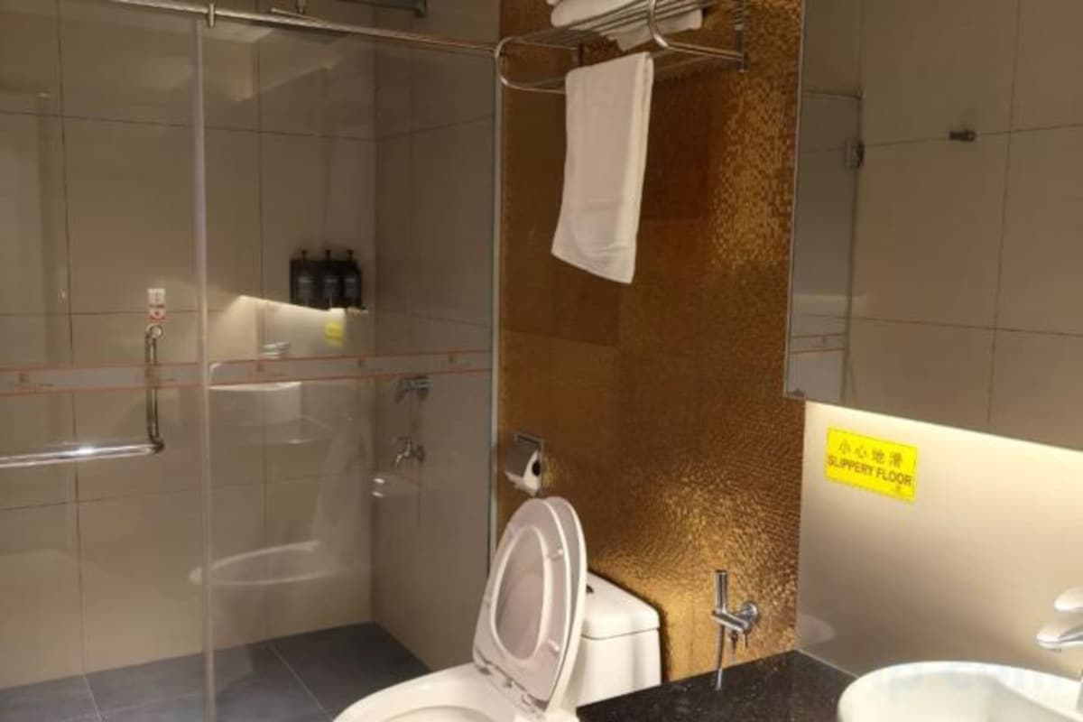 Bathroom | Shower, rainfall showerhead, free toiletries, hair dryer (on request)