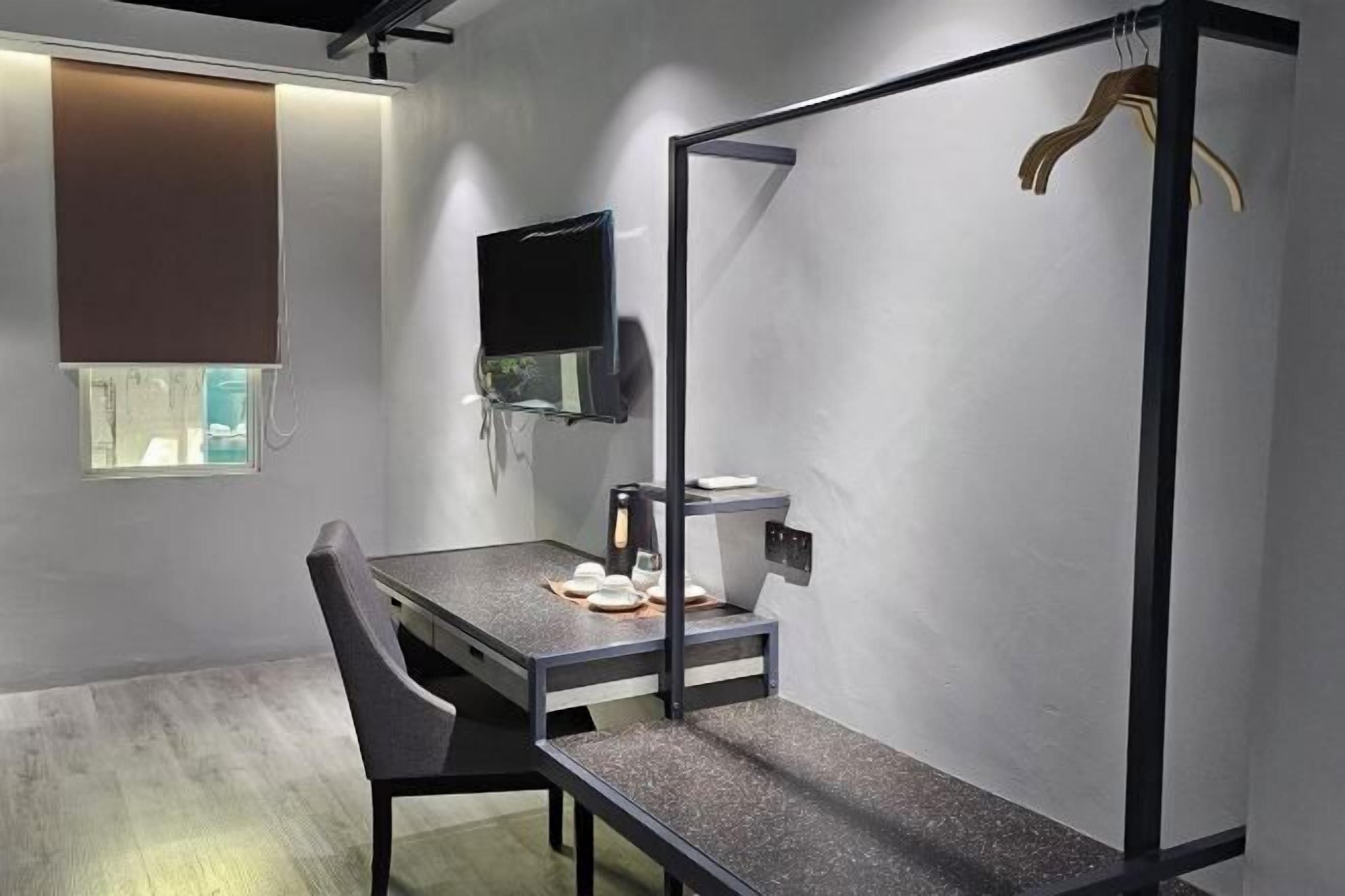 Desk, rollaway beds, free WiFi