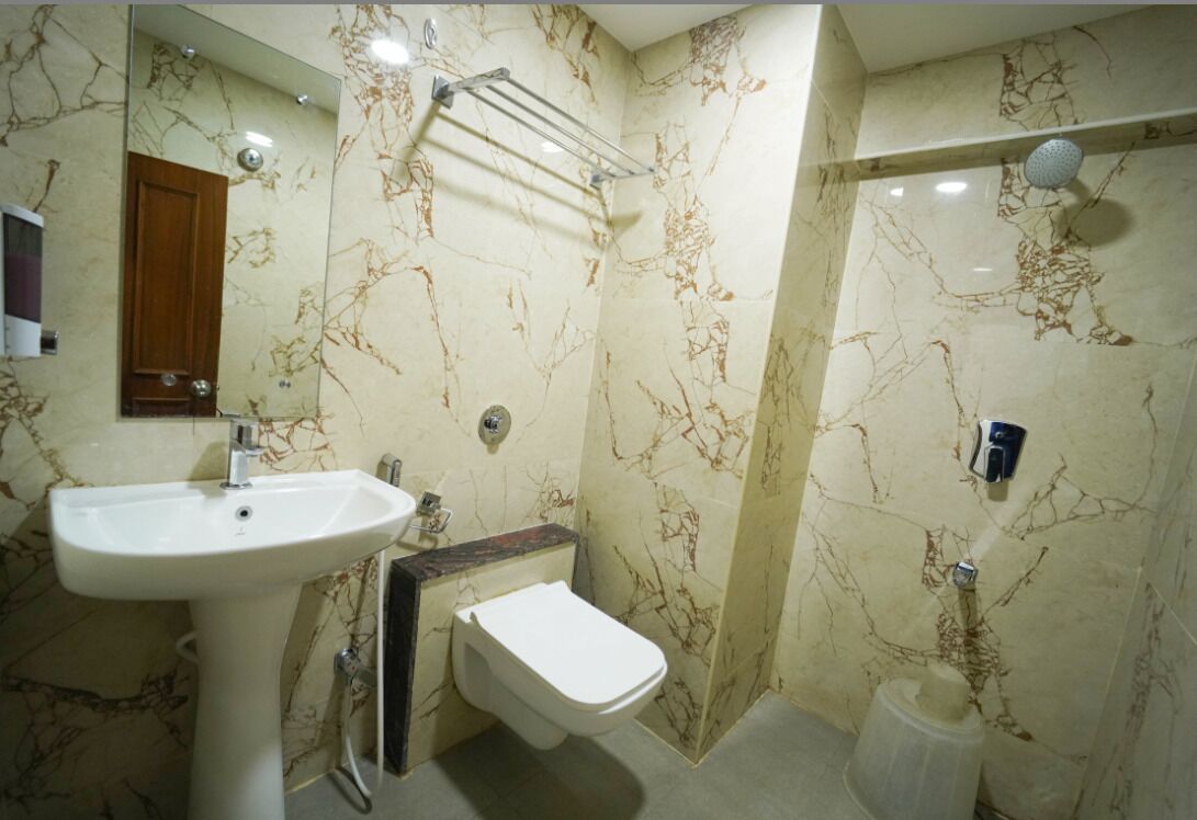 Une salle de bain avec un lavabo, des toilettes et une douche.