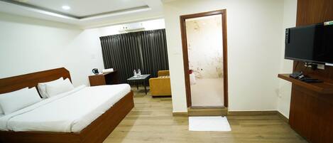 Literie de qualité supérieure, bureau, fer et planche à repasser