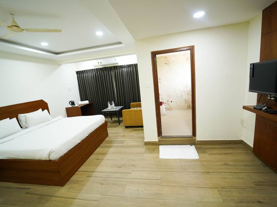 Premium bedding, desk, iron/ironing board, free WiFi