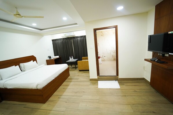 Hochwertige Bettwaren, Schreibtisch, Bügeleisen/Bügelbrett