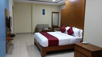 Premium bedding, desk, iron/ironing board, free WiFi