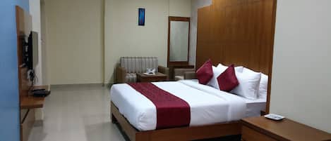 Premium bedding, desk, iron/ironing board, free WiFi