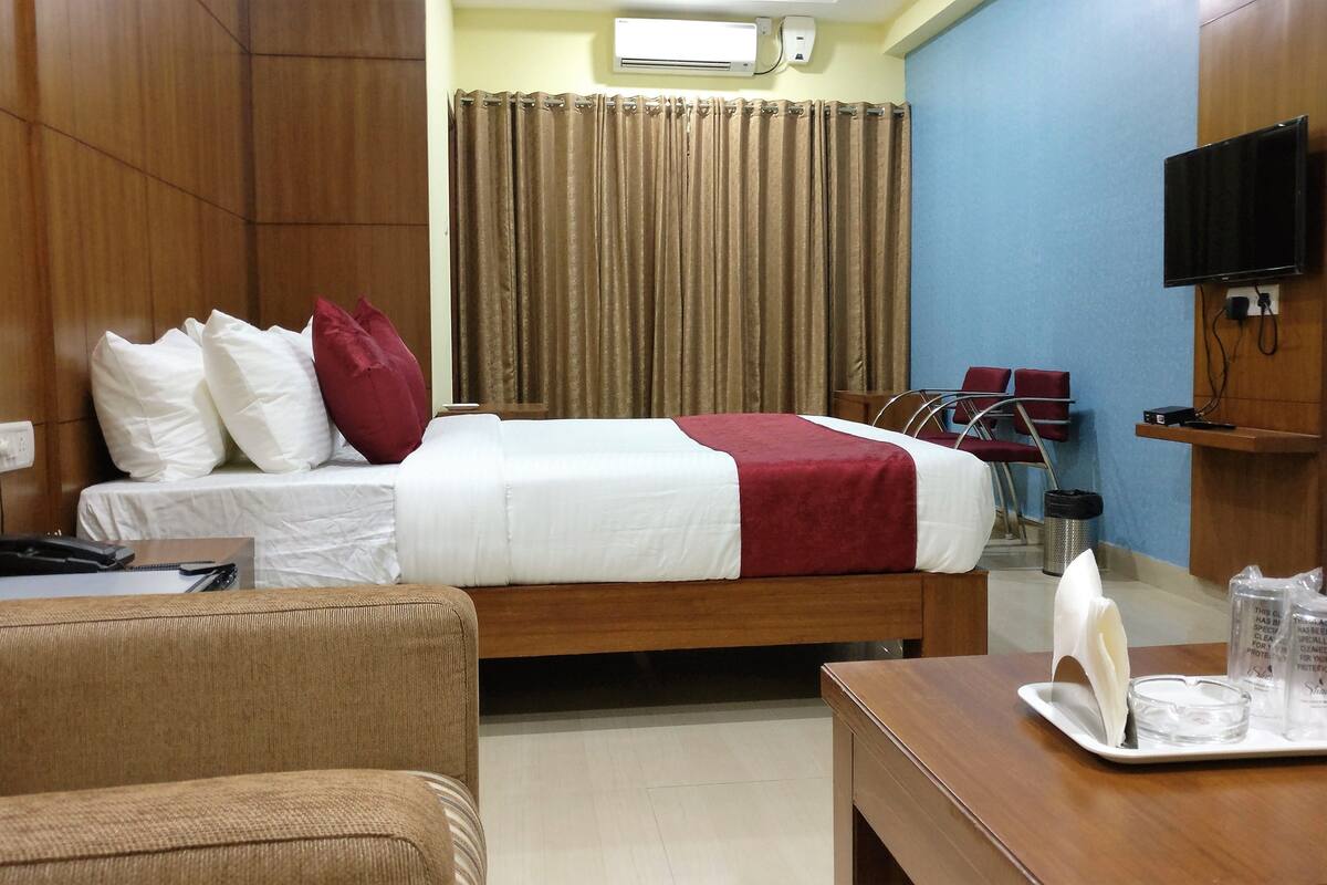 Premium bedding, desk, iron/ironing board, WiFi (free)