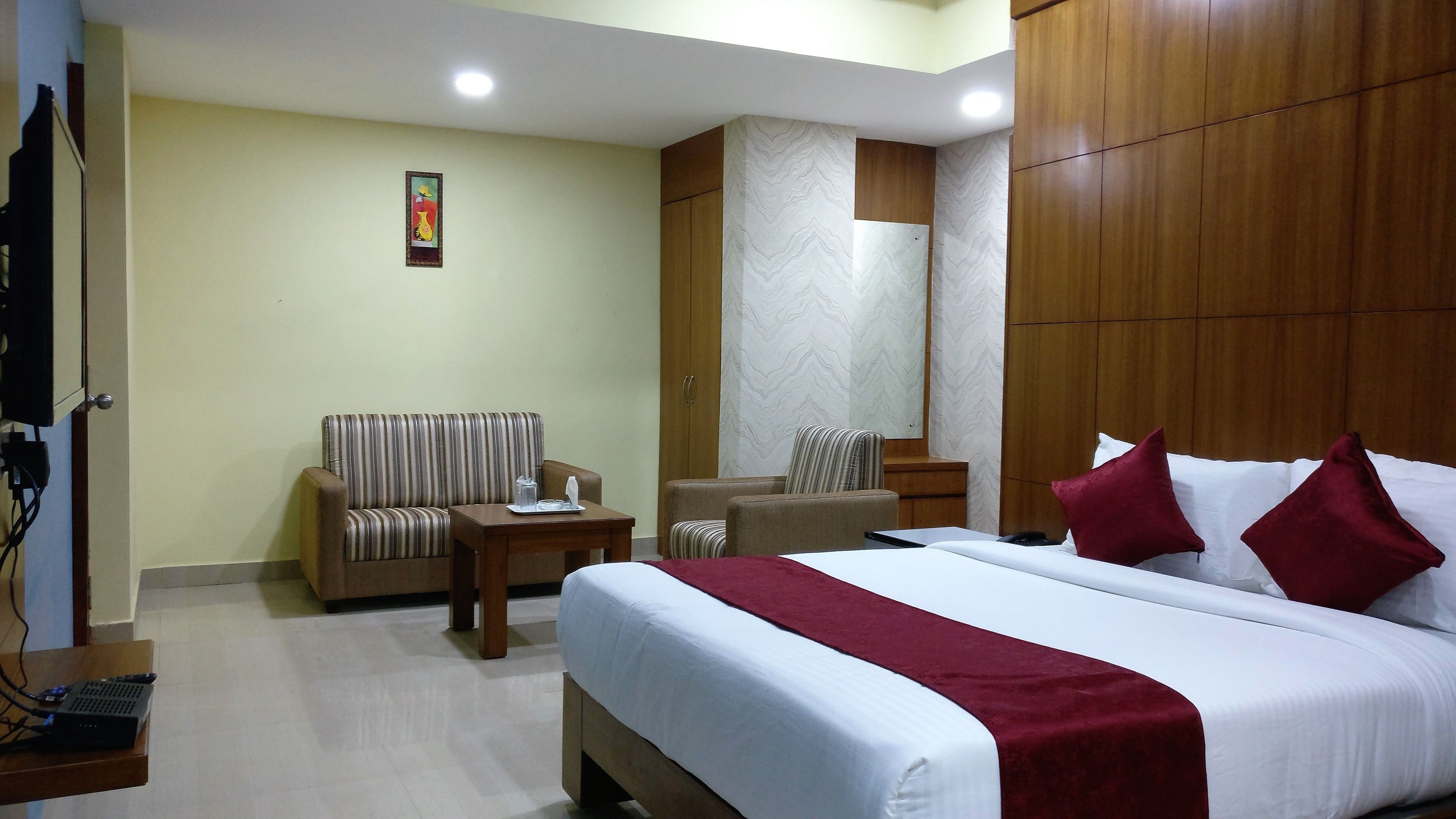 Bộ đồ giường cao cấp, bàn, bàn ủi/dụng cụ ủi quần áo 