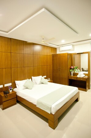 Premium bedding, desk, iron/ironing board, free WiFi